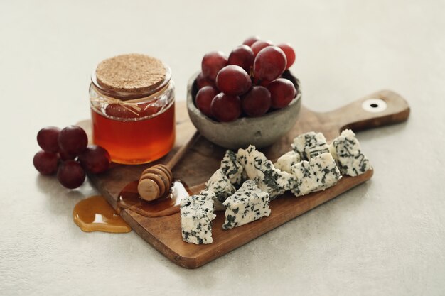 Cheese and grapes