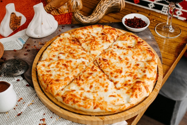 테이블에 치즈 khachapuri