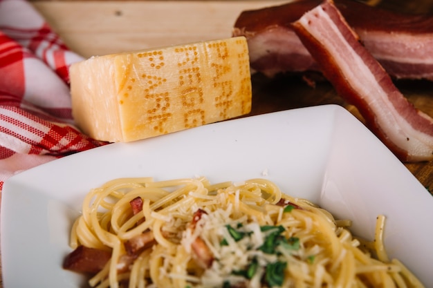 Foto gratuita formaggio e carne vicino alla pasta