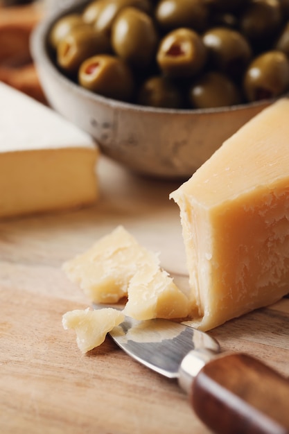 Сыр и оливки