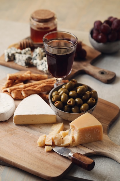 Foto gratuita formaggio e olive