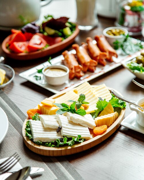Сырная тарелка и колбаски с овощами
