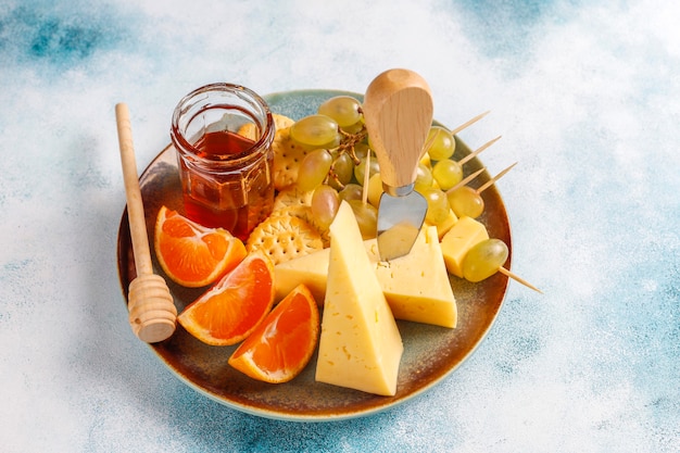 Free photo cheese plate with delicious tilsiter cheese and snacks.