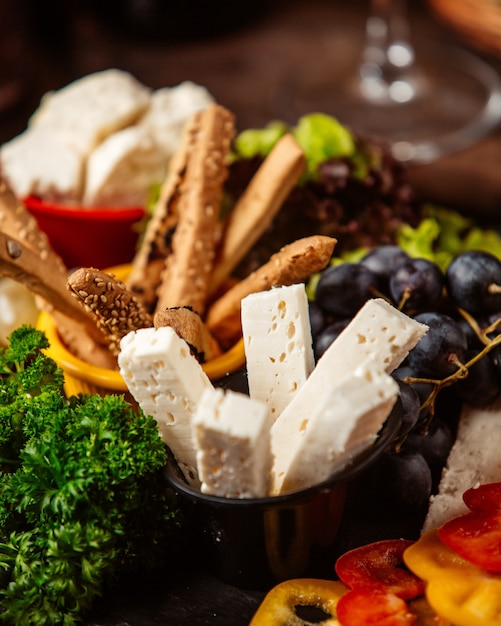 Foto gratuita piatto di formaggi con uva