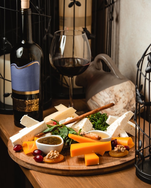 Free photo cheese plate with red wine