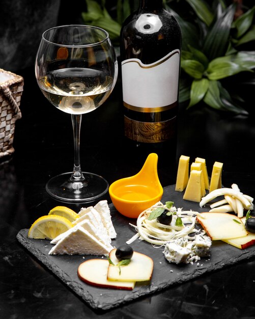 白ワインの側面図とチーズプレート