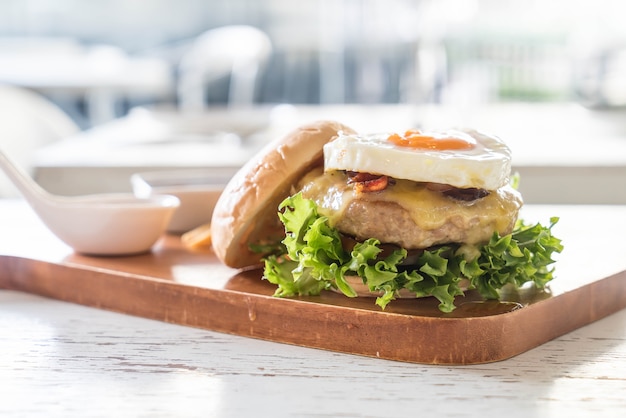 Foto gratuita hamburger di maiale di formaggio