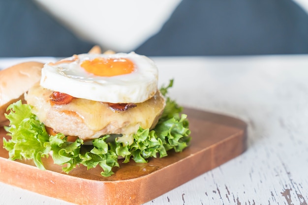 Foto gratuita hamburger di maiale di formaggio