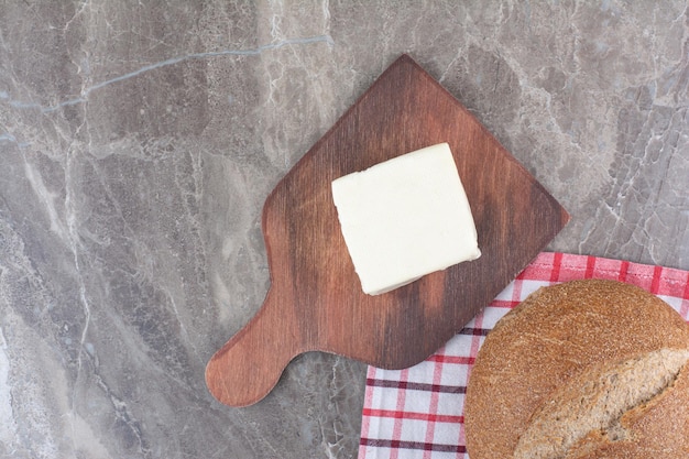 Formaggio con pane integrale su tavola di legno. foto di alta qualità