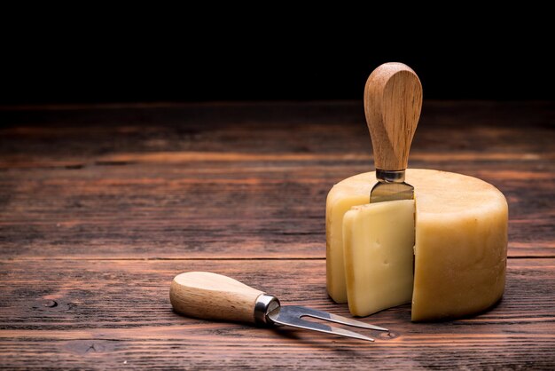 Free photo cheese on wood