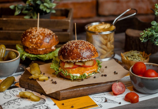 Foto gratuita menu di cheeseburger con formaggio cheddar fuso