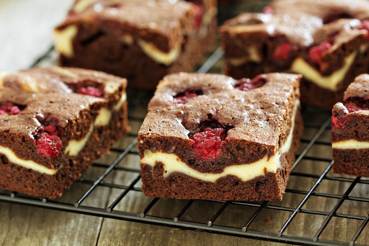 Free Photo cheesecake brownies with raspberry