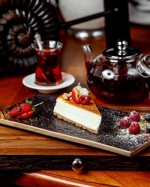 Cheesecake with berries and black tea