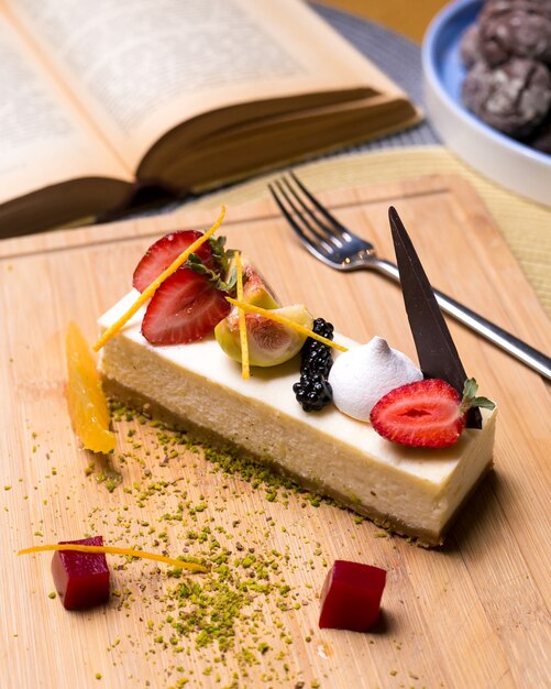 딸기 딸기 블랙 베리 무화과 오렌지 피스타치오 마멀레이드 측면보기와 치즈 케이크