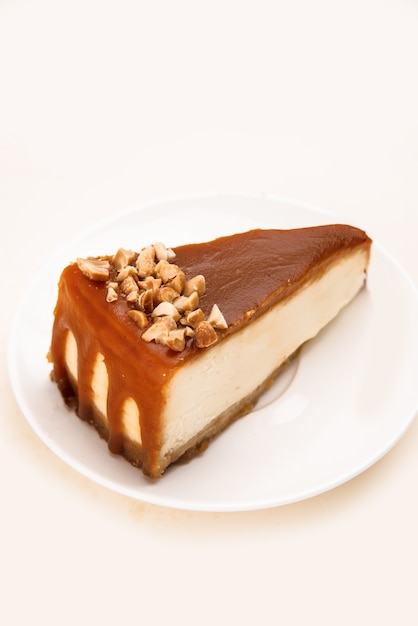 Free photo cheesecake with caramel and nuts on it