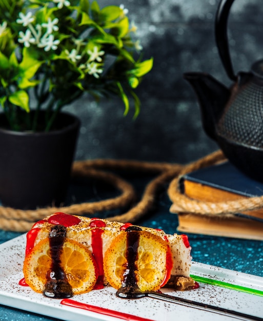 오렌지 조각, 초콜릿 및 빨간 시럽 치즈 케이크.