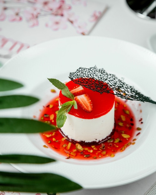 Free photo cheesecake with strawberry jelly