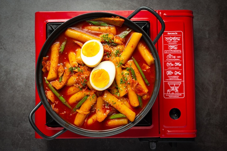 무료 Photo 블랙 보드 배경에 치즈 tokbokki 한국 전통 음식. 점심 요리.