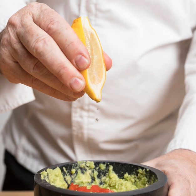 Free photo chef cooking guacamole