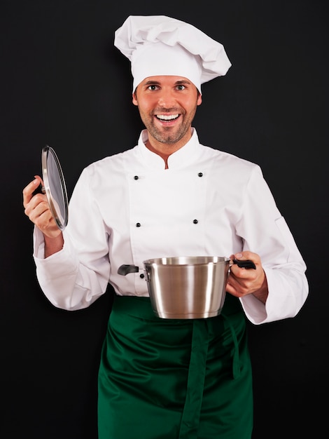 Foto gratuita chef di cucina con pentola
