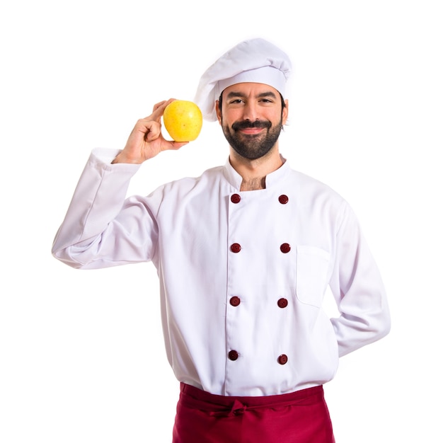 Шеф-повар держит яблоко