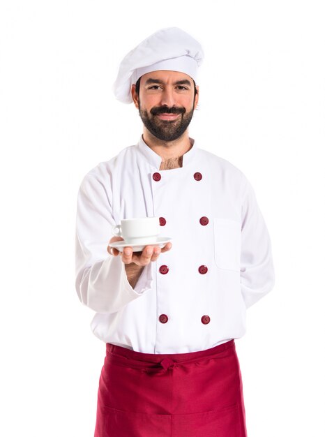 Шеф-повар, проведение чашку кофе на белом фоне