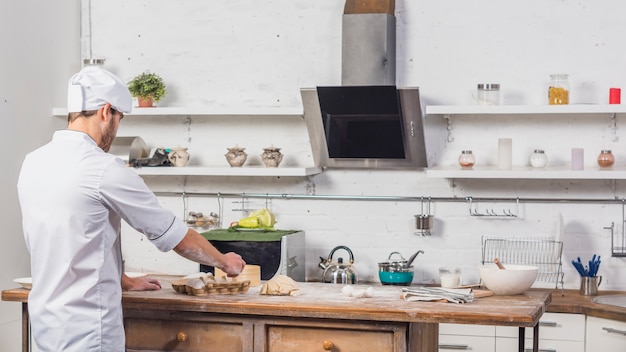 Foto gratuita chef in cucina a preparare l'impasto