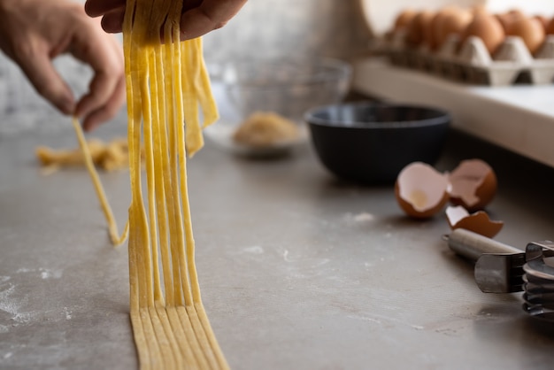 新鮮なパスタを作るシェフ