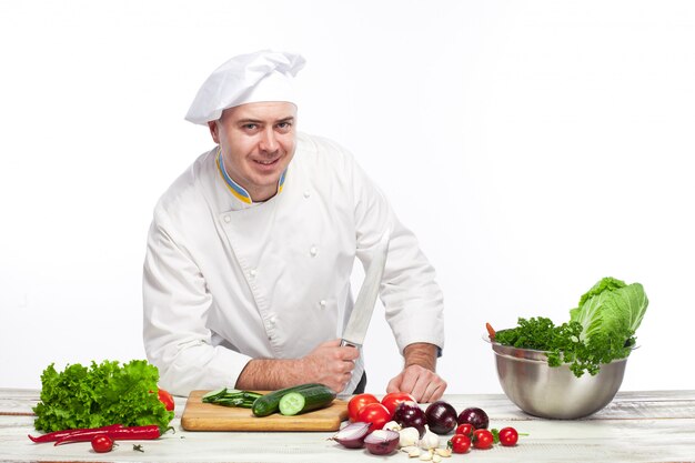Шеф-повар позирует с ножом на кухне