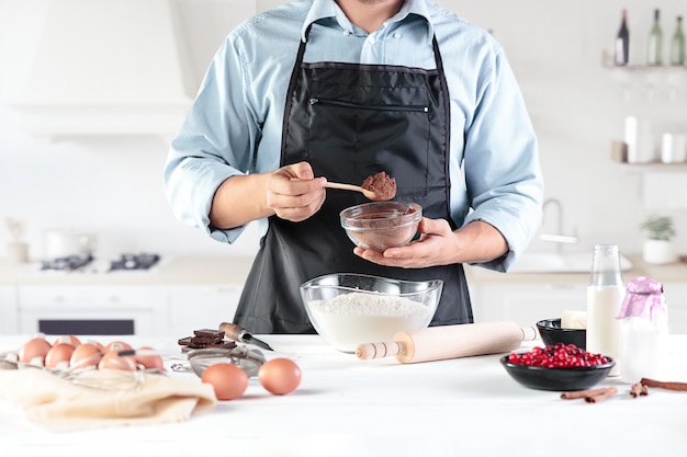 Foto gratuita chef prepara la torta