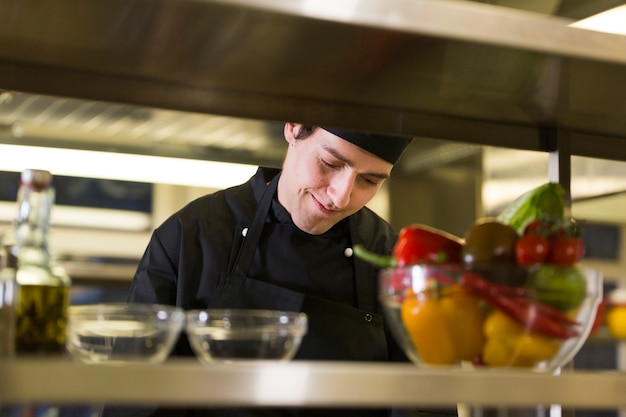 Foto gratuita chef prepara una ricetta