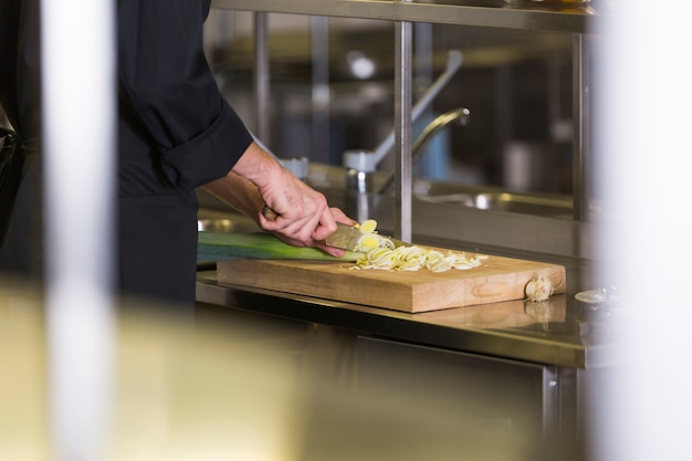 Chef prepara una ricetta