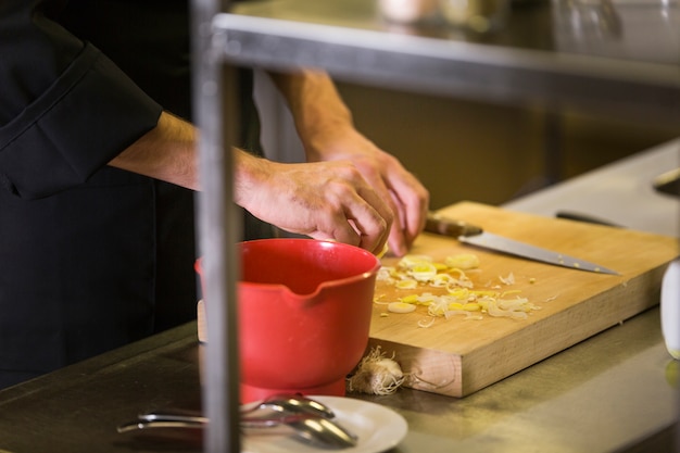 Foto gratuita chef prepara una ricetta