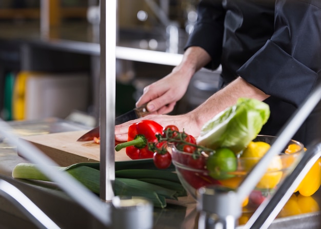 Foto gratuita chef prepara una ricetta