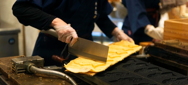 Foto gratuita chef prepara cibo tradizionale giapponese