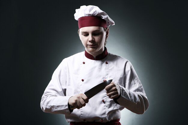 Foto gratuita chef con coltello