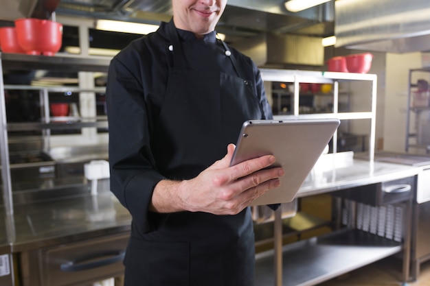 Foto gratuita chef con un tablet