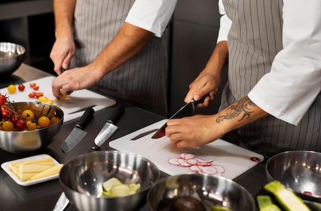 Foto gratuita chef che lavorano insieme in una cucina professionale