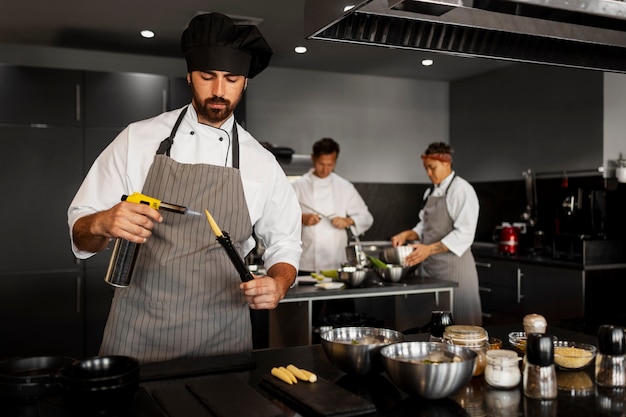 Foto gratuita chef che lavorano insieme in una cucina professionale