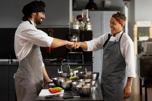 Foto gratuita chef che lavorano insieme in una cucina professionale