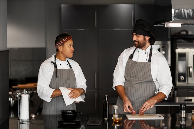 Foto gratuita chef che lavorano insieme in una cucina professionale