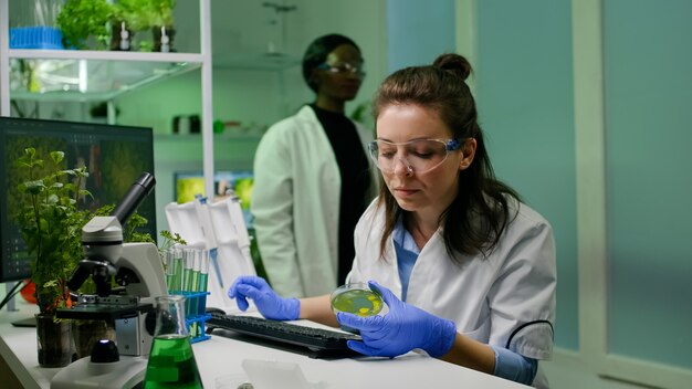 試験管からDNA溶液を採取する化学者の科学者