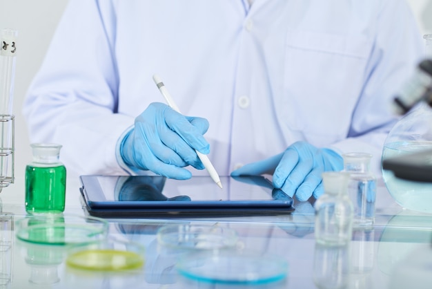 Free Photo chemist using touchpad