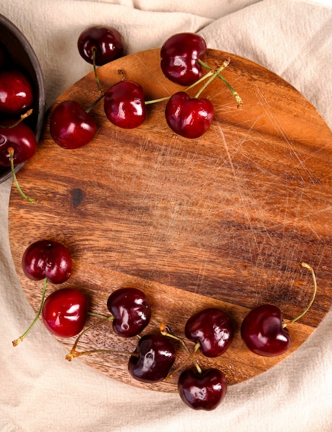 Free photo cherries in a bowl