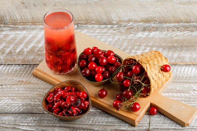 さくらんぼの桜の飲み物、木製のまな板の上の水差しでジャム