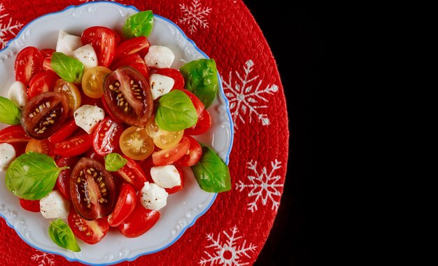 Салат из помидоров черри и моцареллы на рождественский ужин. вегетарианское блюдо.