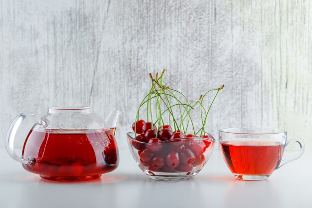 ボウルにお茶と桜、側面図。