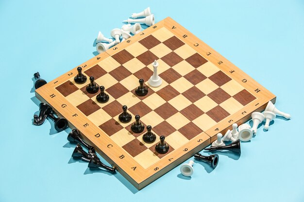 Шахматная доска и игровое понятие. Бизнес идеи, конкуренция, стратегия и концепция новых идей.