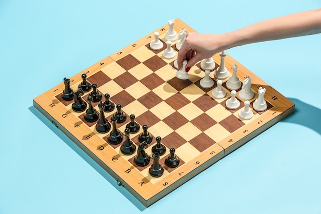 Шахматная доска и игровая концепция бизнес-идей и конкуренции.