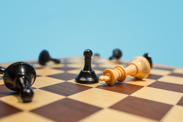 사업 아이디어와 경쟁의 체스 보드와 게임 개념.